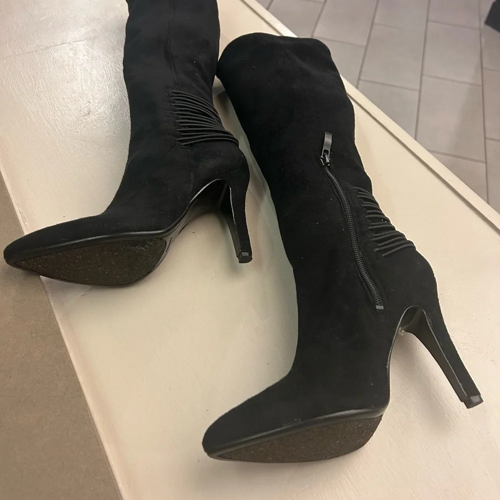 Boots Chic Black Over the Knee Suede BCBGeneration 6B/36. Excellent Condition